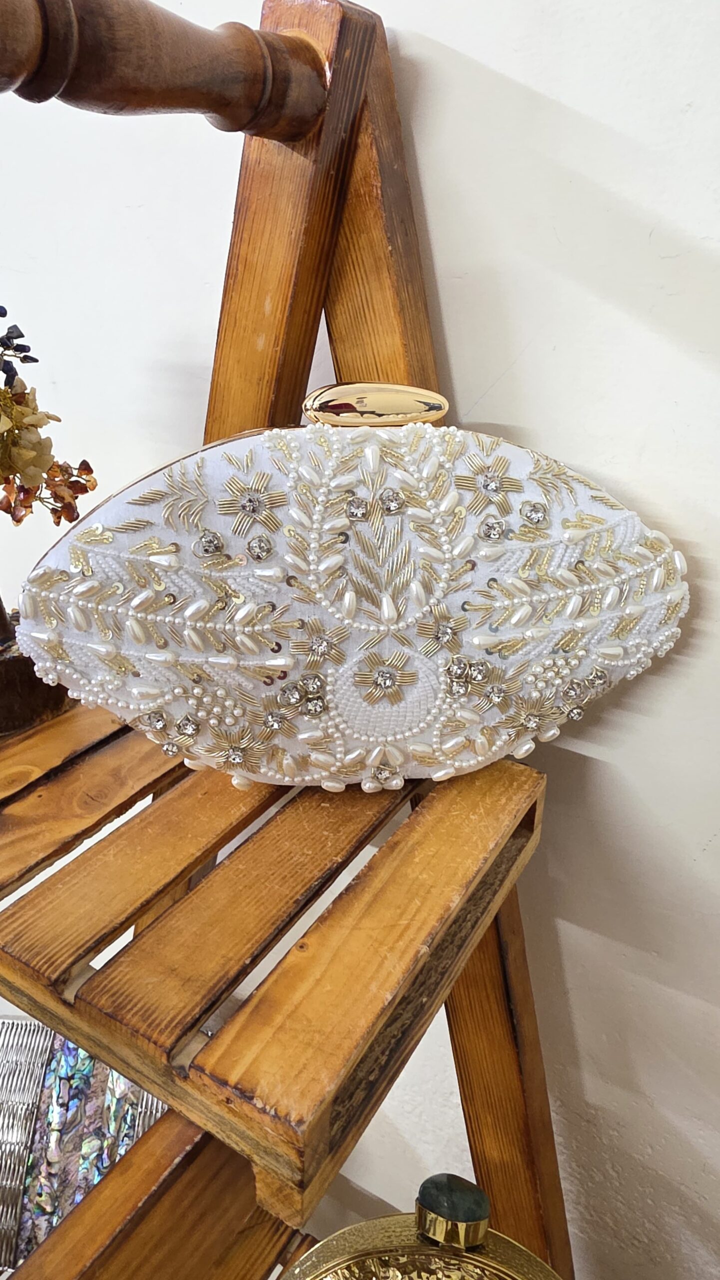 🤍 Regal Ivory Embroidered Handbag 🤍 - Image 4