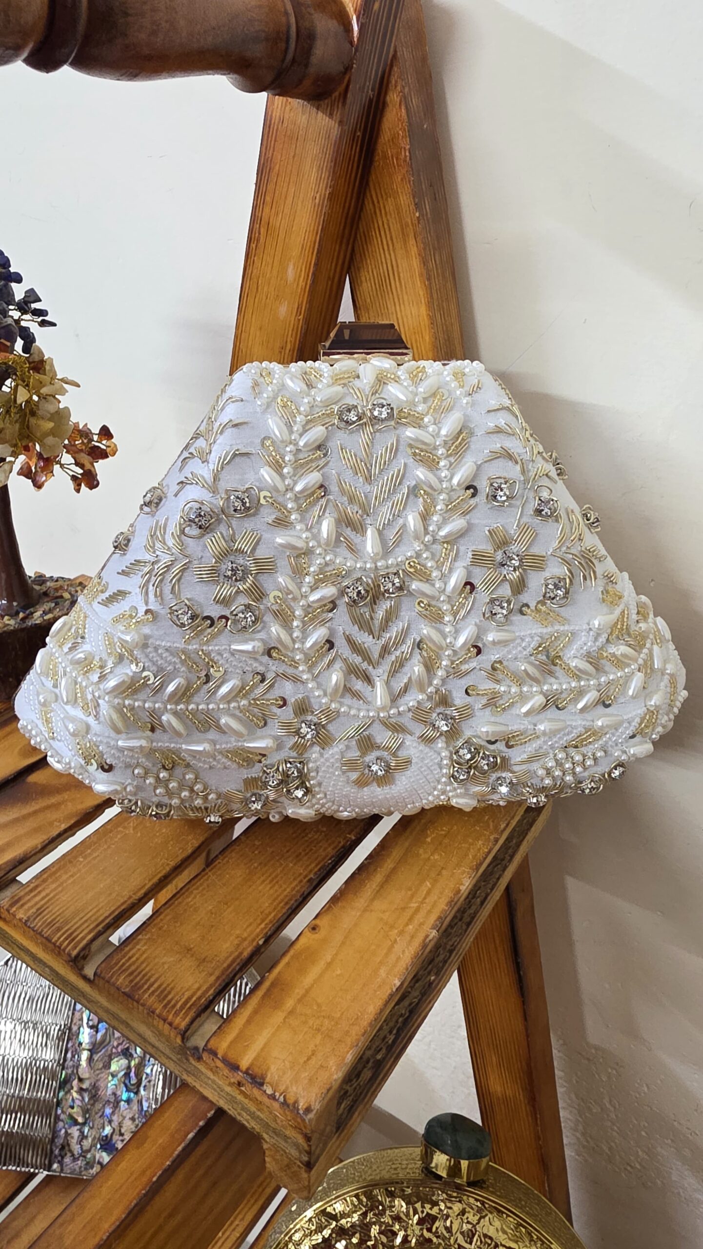 🤍 Regal Ivory Embroidered Handbag 🤍 - Image 3